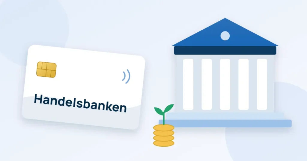 Ett vitt kreditkort med texten Handelsbanken framför en bankbyggnad med pelare och en myntstapel med en grön planta.